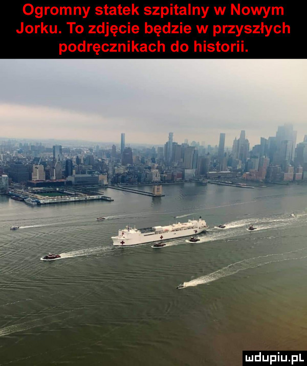 ogromny statek szpitalny w nowym jorku. to zdjęcie będzie w przyszłych podręcznikach do historii