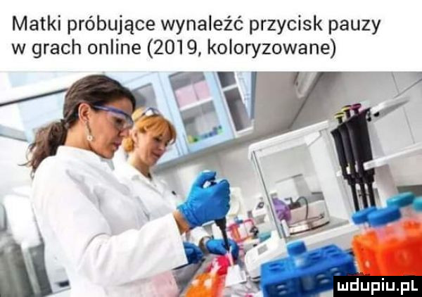 matki próbujące wynaleźć przycisk pauzy w grach online      koloryzowane