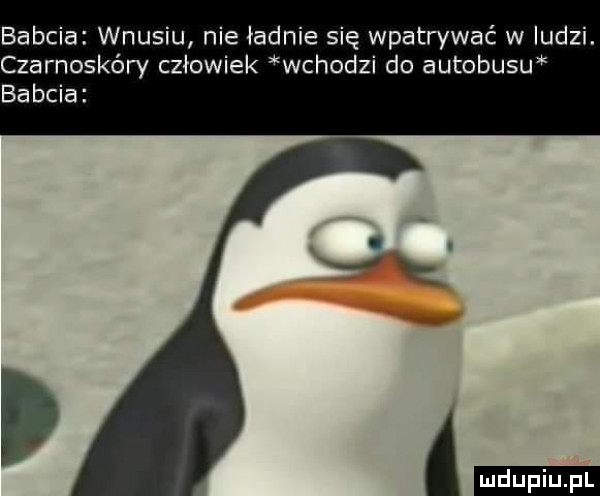 babcia wnusiu nie ładnie się wpatrywać w iudzi. czarnoskóry człowiek wchodzi do autobusu babcia ludu iu. l a
