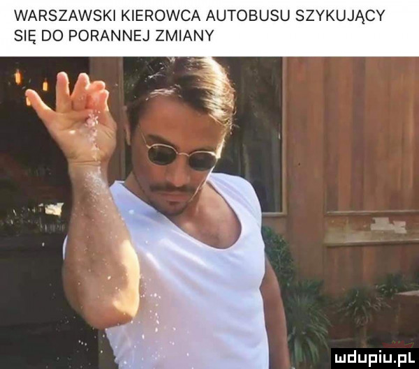 warszawski kierowca autobusu szykujący się do porannej zmiany