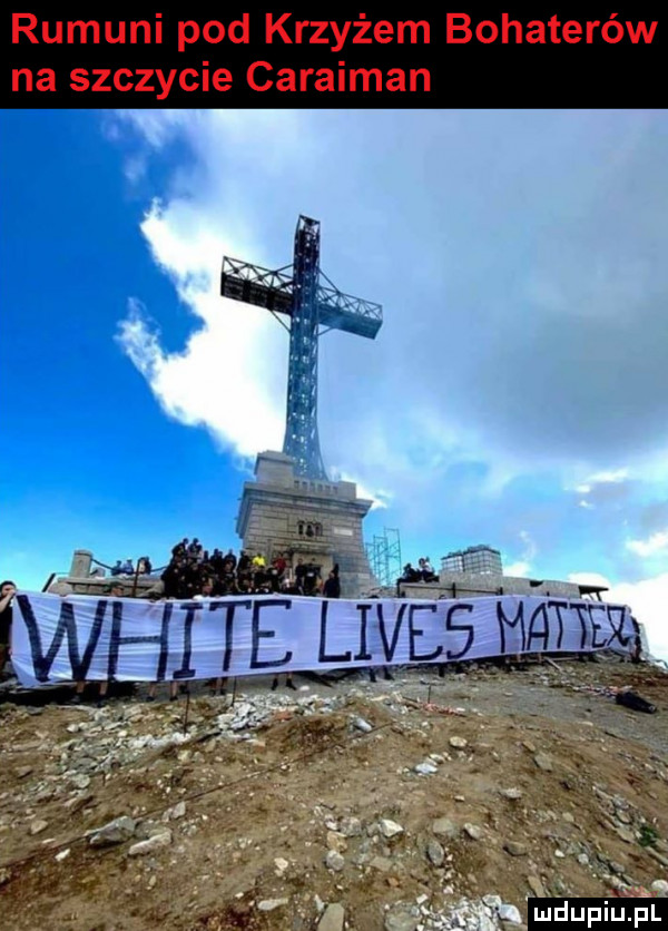 rumuni pod krzyżem bohaterów na szczycie caraiman