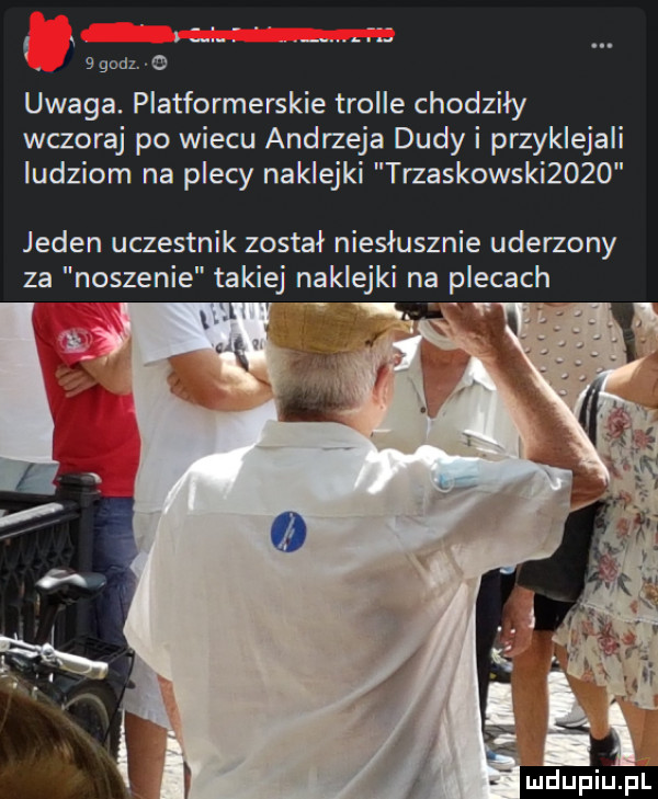agocz o uwaga. platformerskie trolle chodzily wczoraj po wiecu andrzeja dudy i przyklejali ludziom na plecy naklejki trzaskowski     jeden uczestnik został niesłusznie uderzony za noszenie takiej naklejki na plecach i