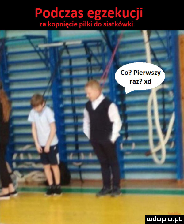 podczas egzekucji za kopnięcie piłki du siatkówki