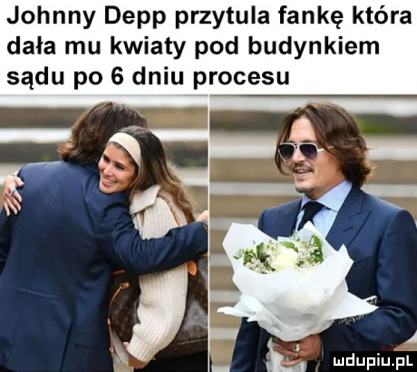 johnny depp przytula fankę która dała mu kwiaty pod budynkiem sądu po   dniu procesu