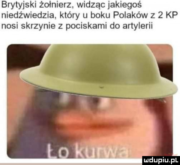 brytyjski żołnierz widząc jakiegoś niedźwiedzia. który u boku polaków z   kp nosi skrzynie z pociskami do artylerii