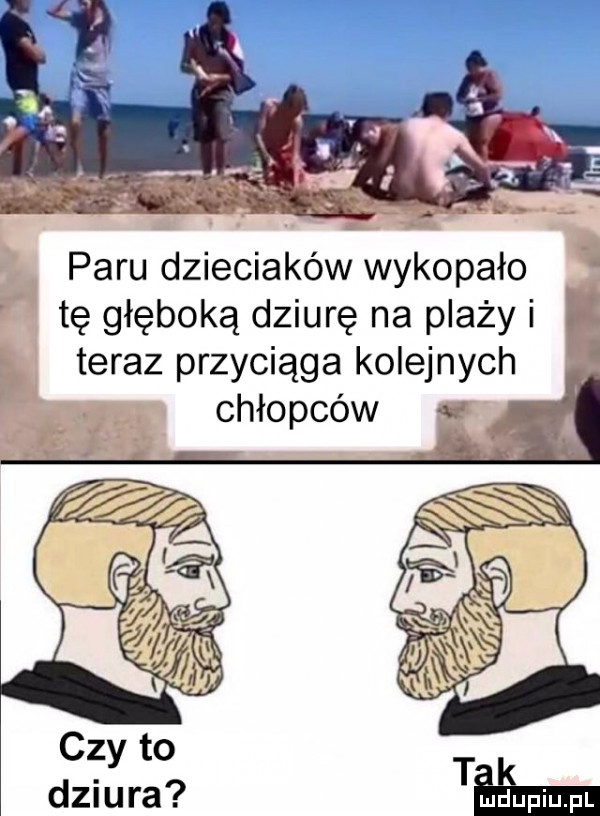 paru dzieciaków wykopało tę głęboką dziurę na plaży i teraz przyciąga kolejnyc chłopców