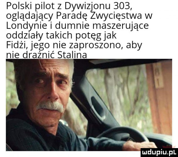 polski pilot z dywizjonu     oglądający paradę zwycięstwa w londynie dumnie maszerujące oddziały takich potęgjak fidżi jego nie zaproszono ab y nie drażnić stalina