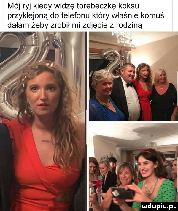 mój ryj kiedy widzę torebeczkę koksu przyklejoną do telefonu który właśnie komuś dałam żeby zrobił mi zdjęcie z rodziną