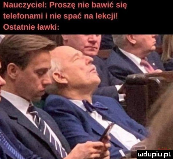 nauczyciel proszę nie bawić się telefonami i nie spać na lekcji ostatnie ławki