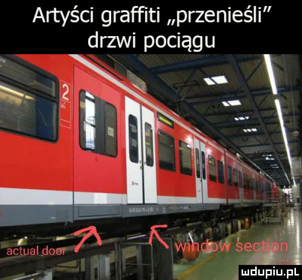 artyści grafﬁti przenieśli drzwi pociągu
