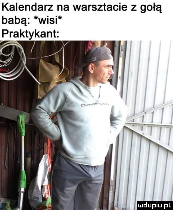 kalendarz na warsztacie z gołą babą wisi praktykant