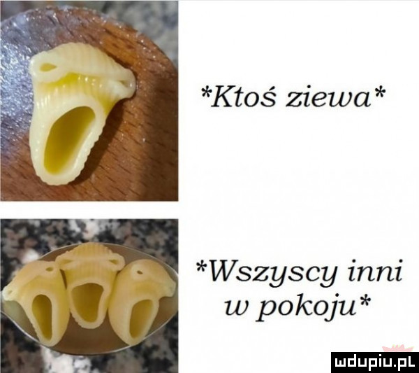 ktoś ziewa wszyscy inni w pokoju ludu iu. l