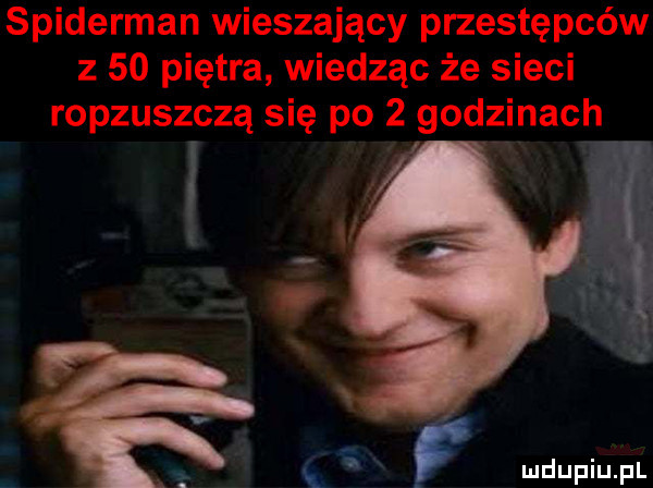 spiderman wieszający przestępców z    piętra wiedząc że sieci ropzuszczą się po   godzinach