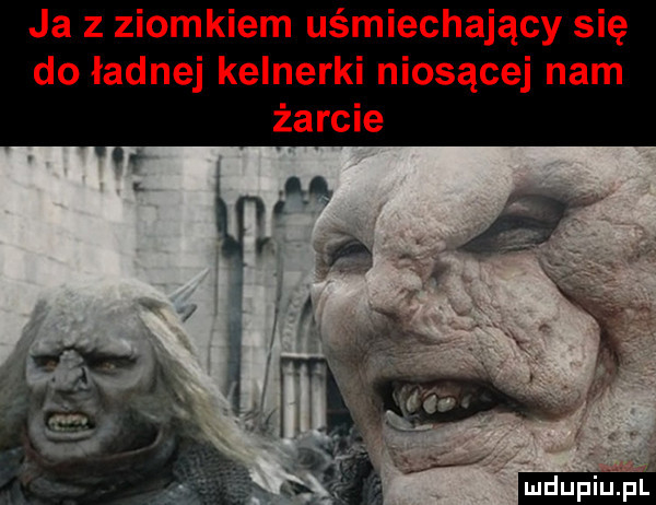 ja z ziomkiem uśmiechający się do ładnej kelnerki niosącej nam żarcie