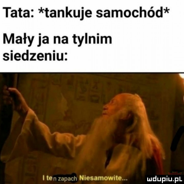 tata tankuje samochód mały ja na tylnym siedzeniu