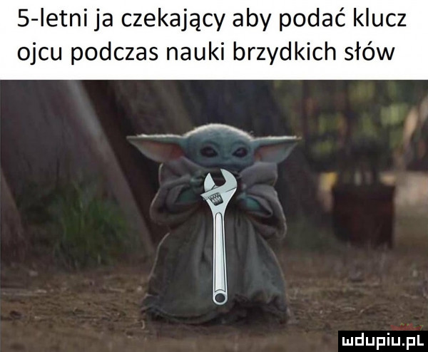 istni ja czekający aby podać klucz ojcu podczas nauki brzydkich słów