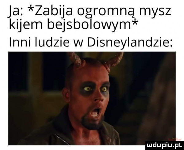 ja zabija ogromną mysz kijem bejsbolowym inni ludzie w disneylandzie