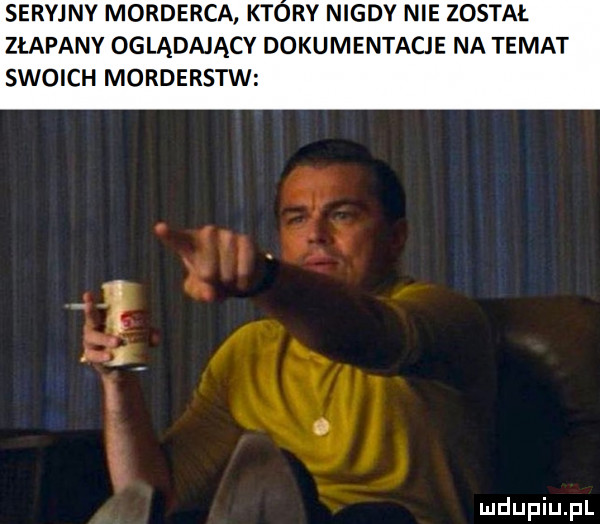 seryjny morderca ktory nigdy nie został złapany oglądający dokumentacje na temat swoich morderstw