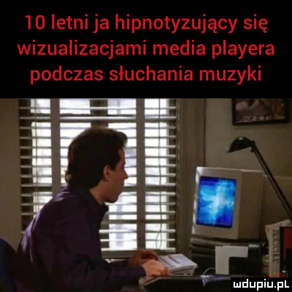 letni ja hipnotyzujący się wizualizacjami media plasera podczas słuchania muzyki   i. il j ni wil il ludupill pl