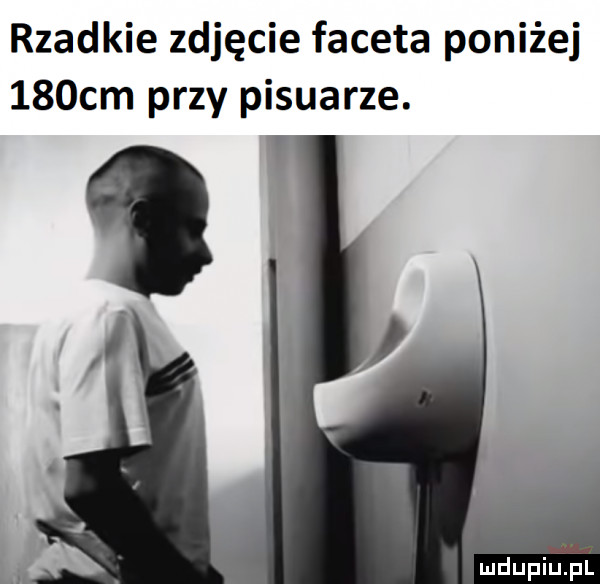 rzadkie zdjęcie faceta poniżej    cm przy pisuarze