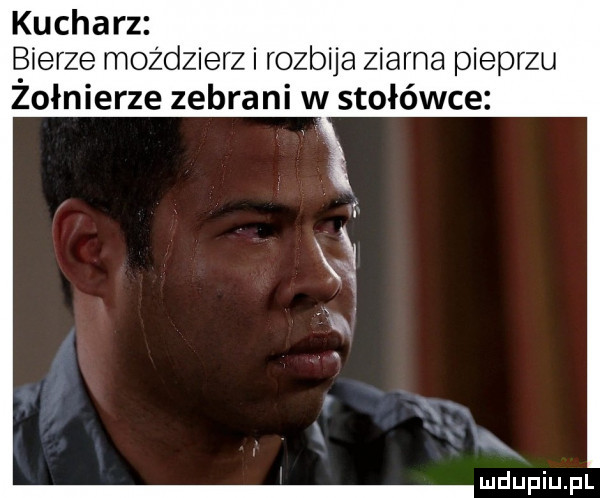 kucharz bierze moździerz i rozbija ziarna pieprzu zołnierze zebrani w stołówce
