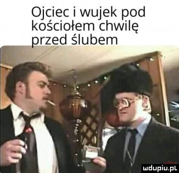 ojciec i wujek pod kościołem chwilę przed ślubem