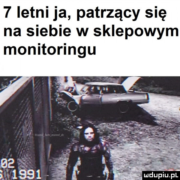 letni ja patrzący się na siebie w sklepowym monitoringu