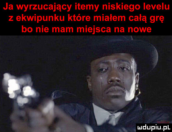 ja wyrzucający itemy niskiego levelu z ekwipunku które miałem całą grę bo nie mam miejsca na nowe