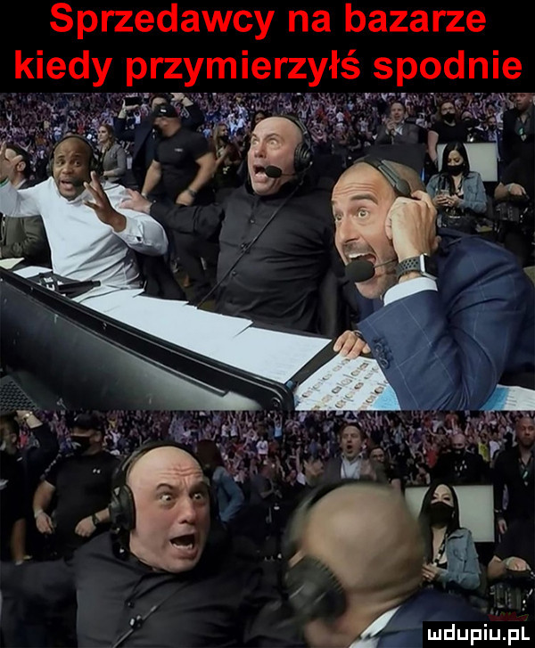 sprzedawcy na bazarze kiedy przyrmierzłyłś s pqdnier. a