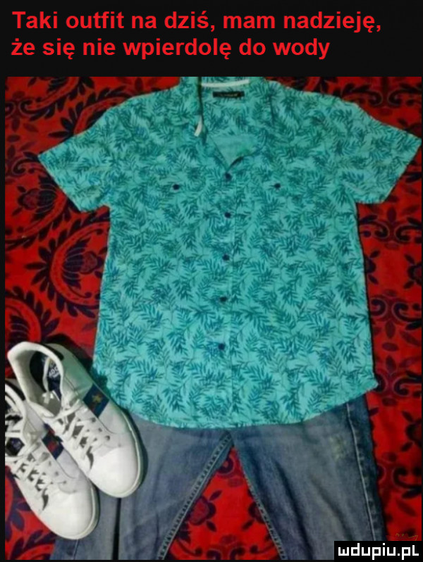 taki outfit na dziś mam nadzieję że się nie wpierdolę do wody w gif. r l  t   n   i
