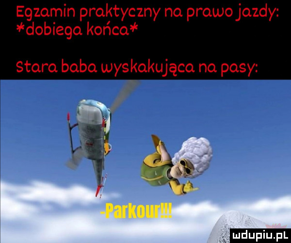 egzamin praktyczny na prawo jazdy dobiega końca stara babo. wyskakująca na pasy