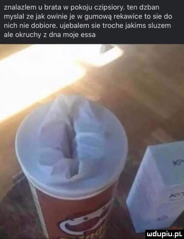 znalazłem u brata w pokoju czxpsiory. ten dzban myslal ze jak ozime je w gumową rekawice to     do mch me doblore. ulebarem sue troche jakims sluzem a e okruchy z dna mole easa