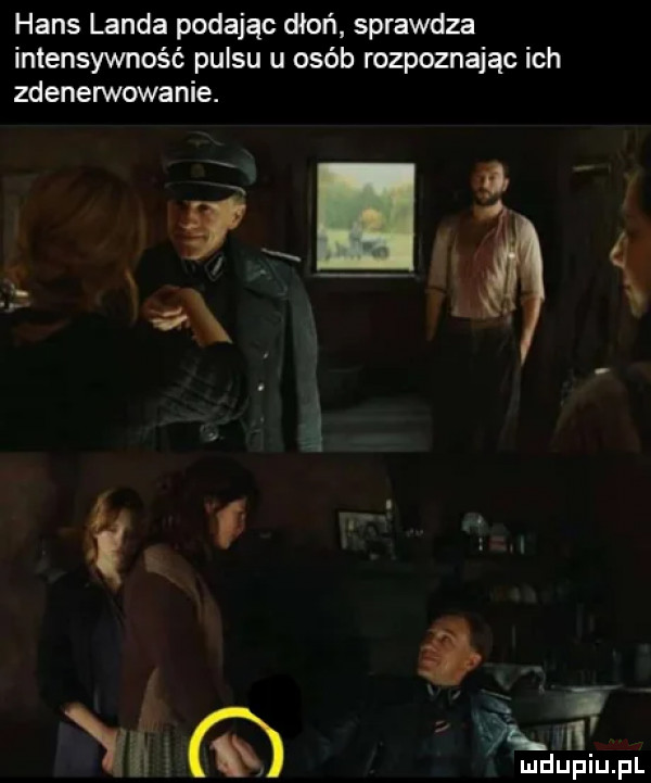 hans landa podając dłoń sprawdza intensywność pulsu u osób rozpoznając ich zdenerwowanie