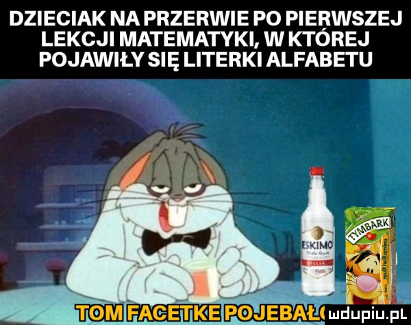 dzieciak na przerwie po pierwszej lekcji matematyki w ktorej pojawily się literki alfabetu