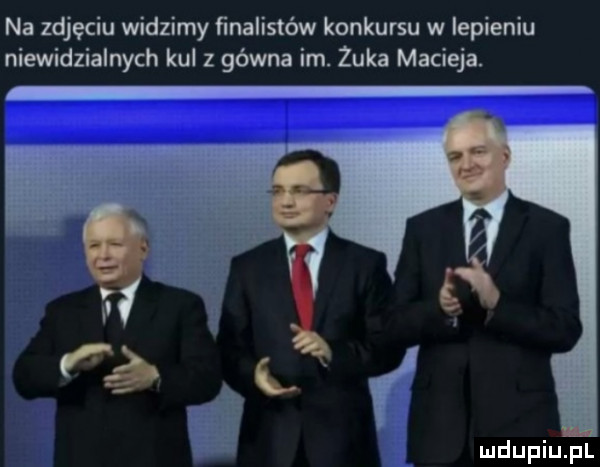 na zdjęciu widzimy finalistów konkursu w iepieniu niewidzialnych kul z gówna im. zuka macieja