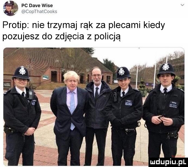 pcdavewise mwmw protip nie trzymaj rąk za plecami kiedy pozujesz do zdjęcia z policją