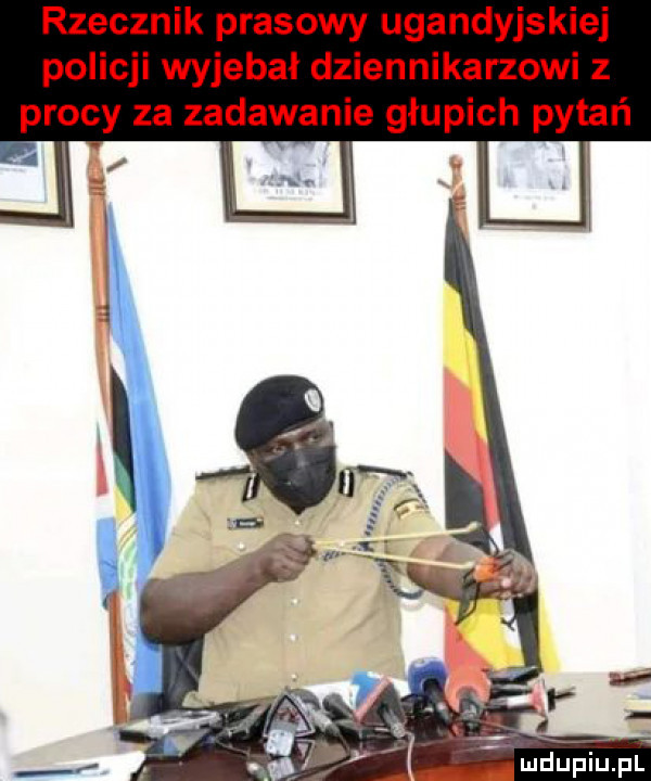 rzecznik prasowy ugandyjskiej policji wyjebai dziennikarzowi z procy za zadawanie głupich pytań w. abakankami rex n x