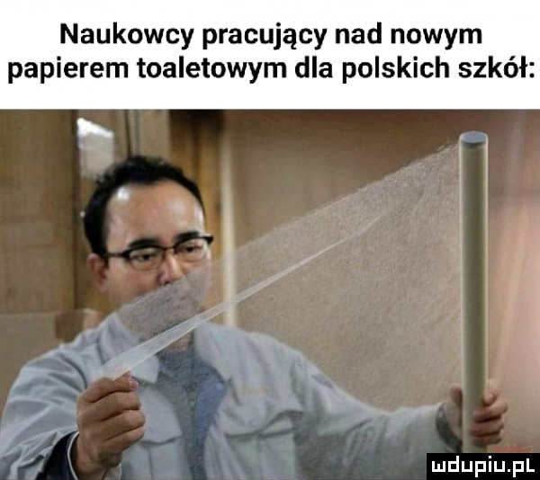 naukowcy pracujący nad nowym papierem toaletowym dla polskich szkół