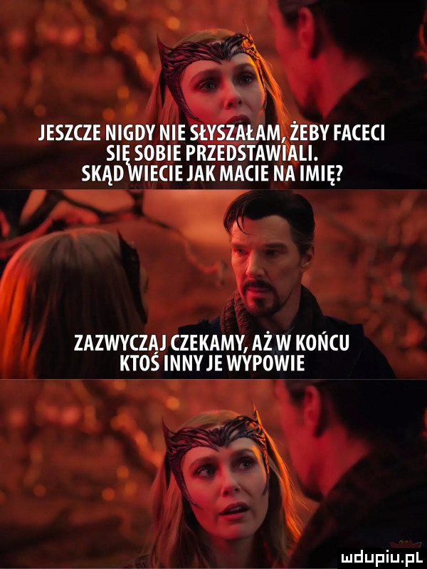 jeszcze nigdy nie słyszałam żeby faceci sieiasiobie przedstawiali. skąd iacie idk macie na imię zazwyczaj czekamy aż w koncu ktos innyje wypowie