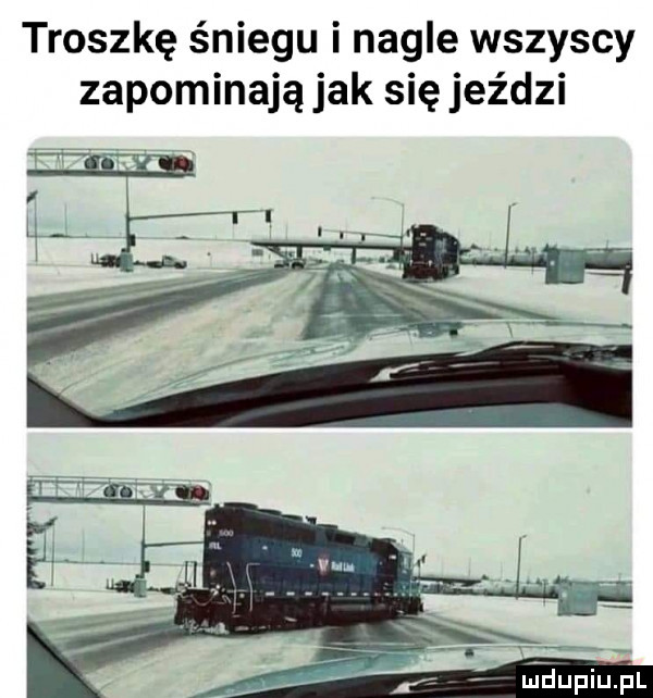 troszkę śniegu i nagle wszyscy zapominają jak się jeździ