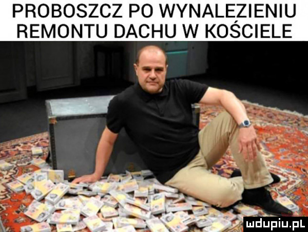proboszcz po wypale zieniu remontu dachu w kosciele o