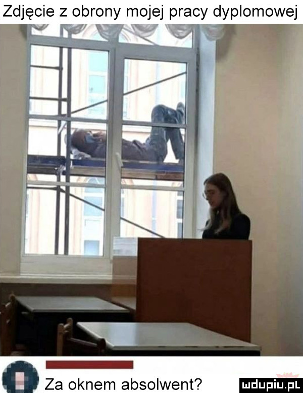 zdjęcie z obrony mojej pracy dyplomowej if   za oknem absolwent