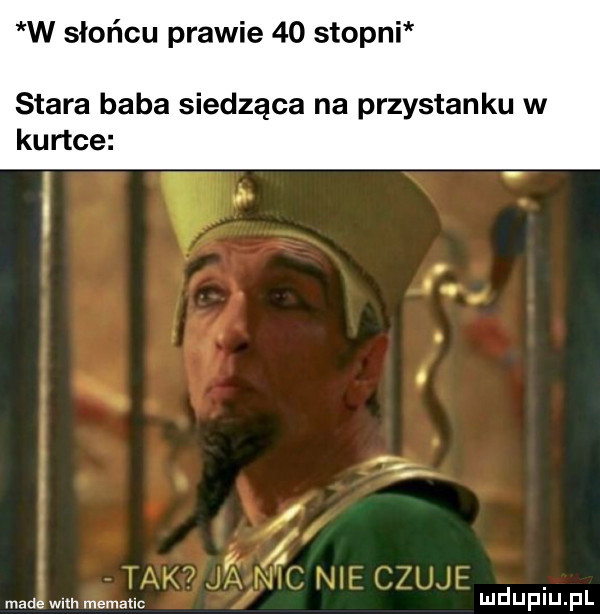 w słońcu prawie    stopni stara baba siedząca na przystanku w kurtce made wm. memauc