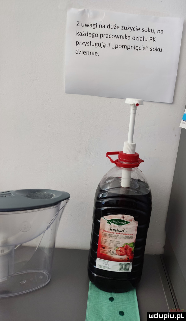 z uwagi na duże zuzycie soku na każdego pracownika działu pk przys ugujq   pominięcia soku dziennie.   mdupiu f l