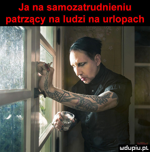 ja na samozatrudnieniu patrzący na ludzi na urlopach