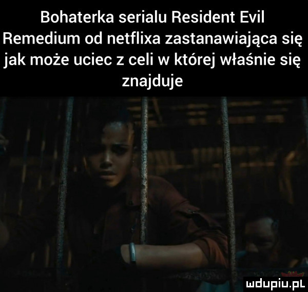 bohaterka serialu rewident emil remedium od netflixa zastanawiające się jak może uciec z celi w której właśnie się znajduje