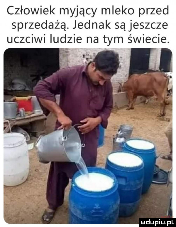 człowiek myjący mleko przed sprzedażą. jednak są jeszcze uczciwi ludzie na tym świecie