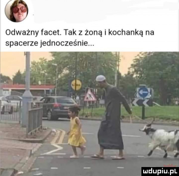 odważny facet. tak z żoną i kochanką na spacerze jad nocześnie