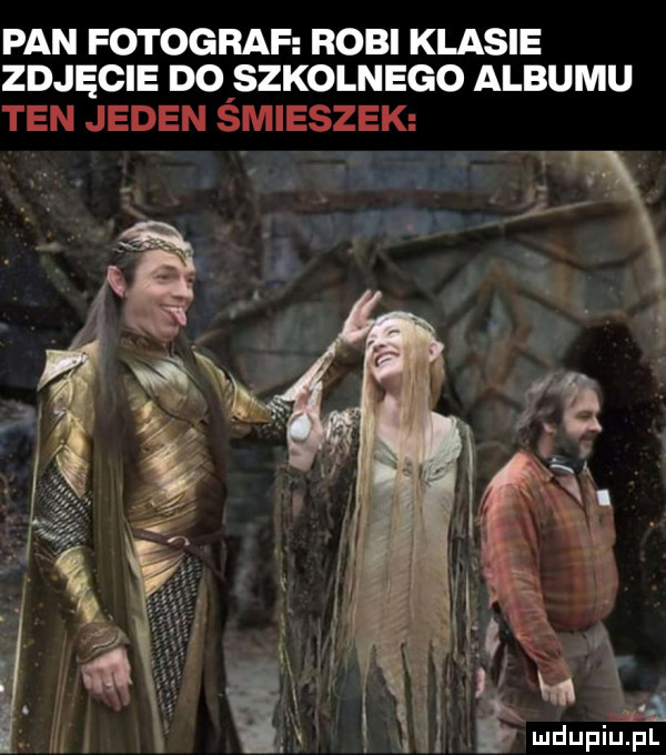 pan fotograf robi klasie zdjęcie do szkolnego albumu ten jeden śmieszek. abakankami a u pl