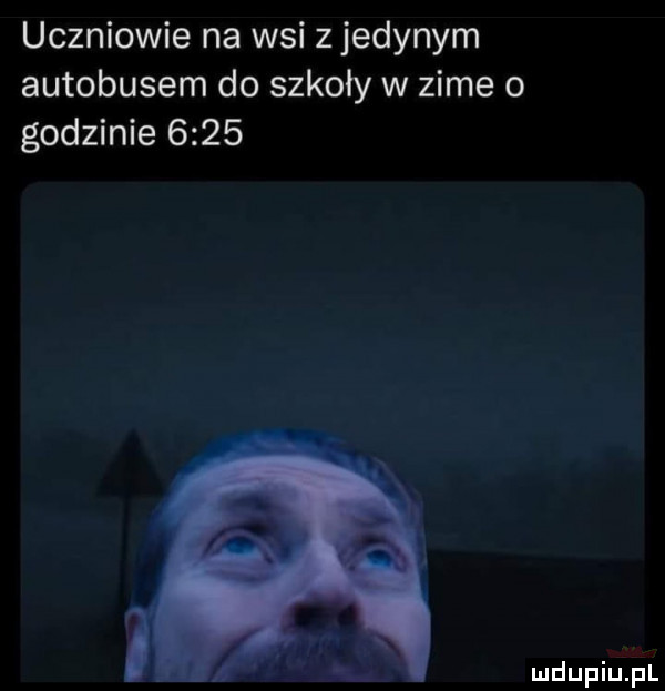 uczniowie na wsi z jedynym autobusem do szkoły w zime o godzinie